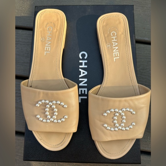 Chanel Pearl leather slide on sandal 40 9 - Picture 2 of 7